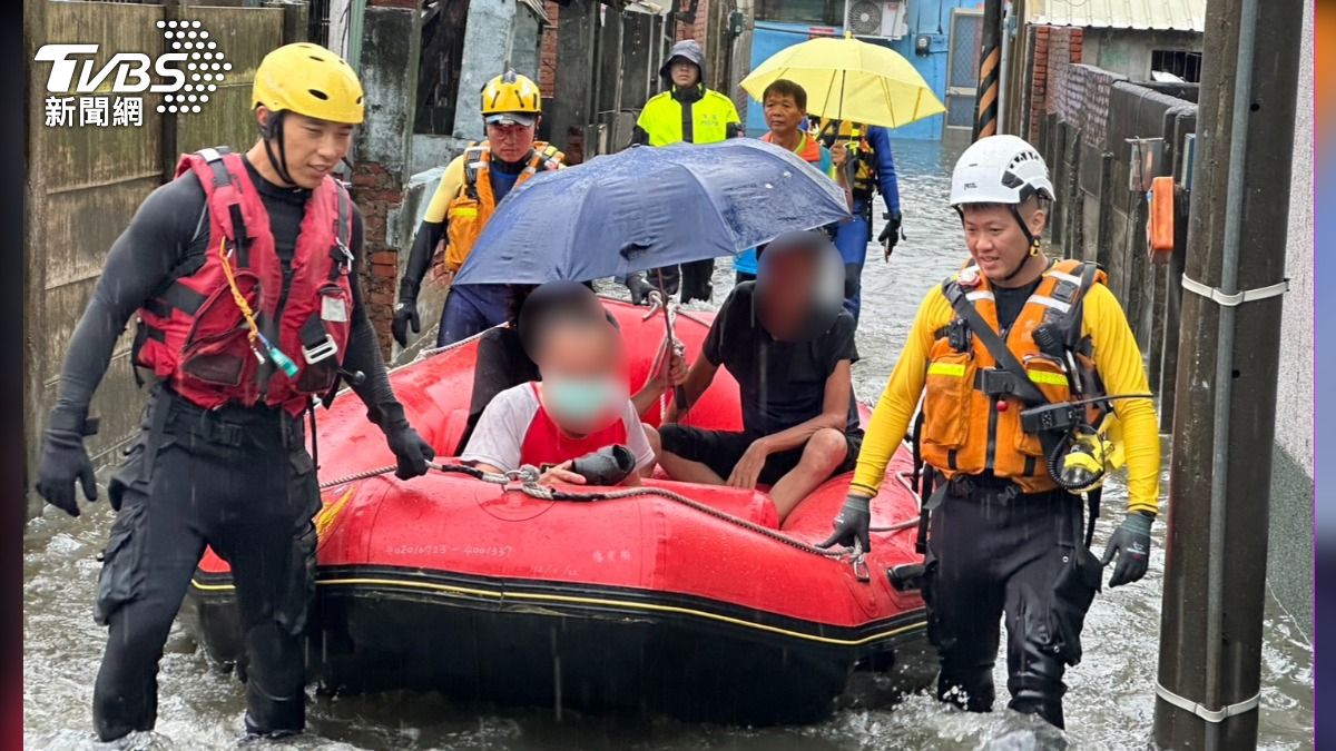 暴雨淹進家門!員林消防出動橡皮艇 9受困居民急撤離