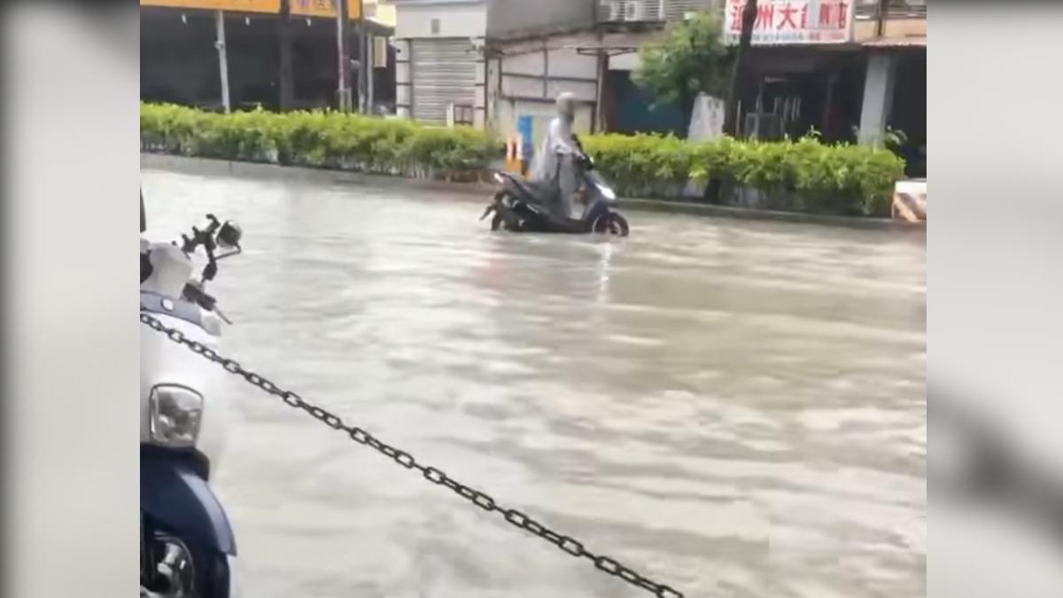 彰化埔心鄉中山路一帶路面積水過深,騎士推車經過。(圖/Threads ting_tihg授權)
