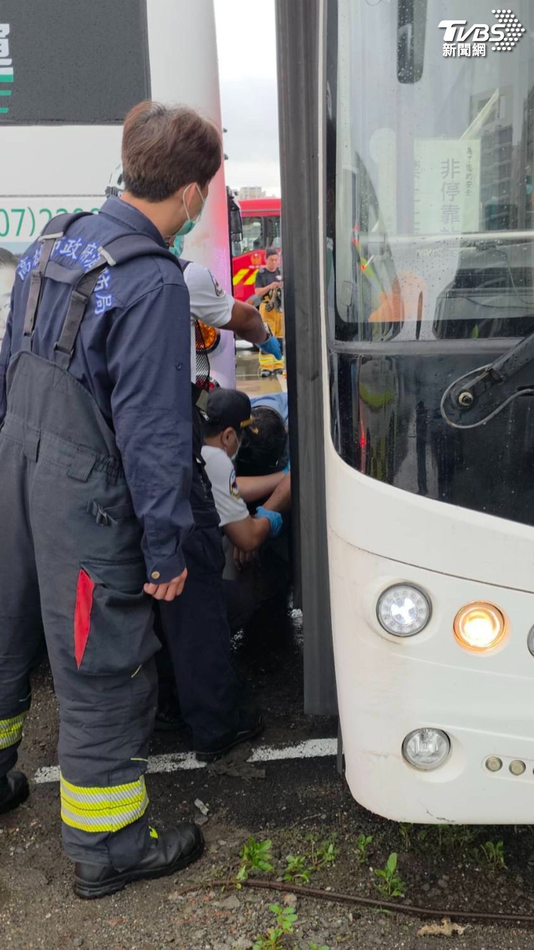 司機被壓在公車底下,失去意識。(圖/TVBS)