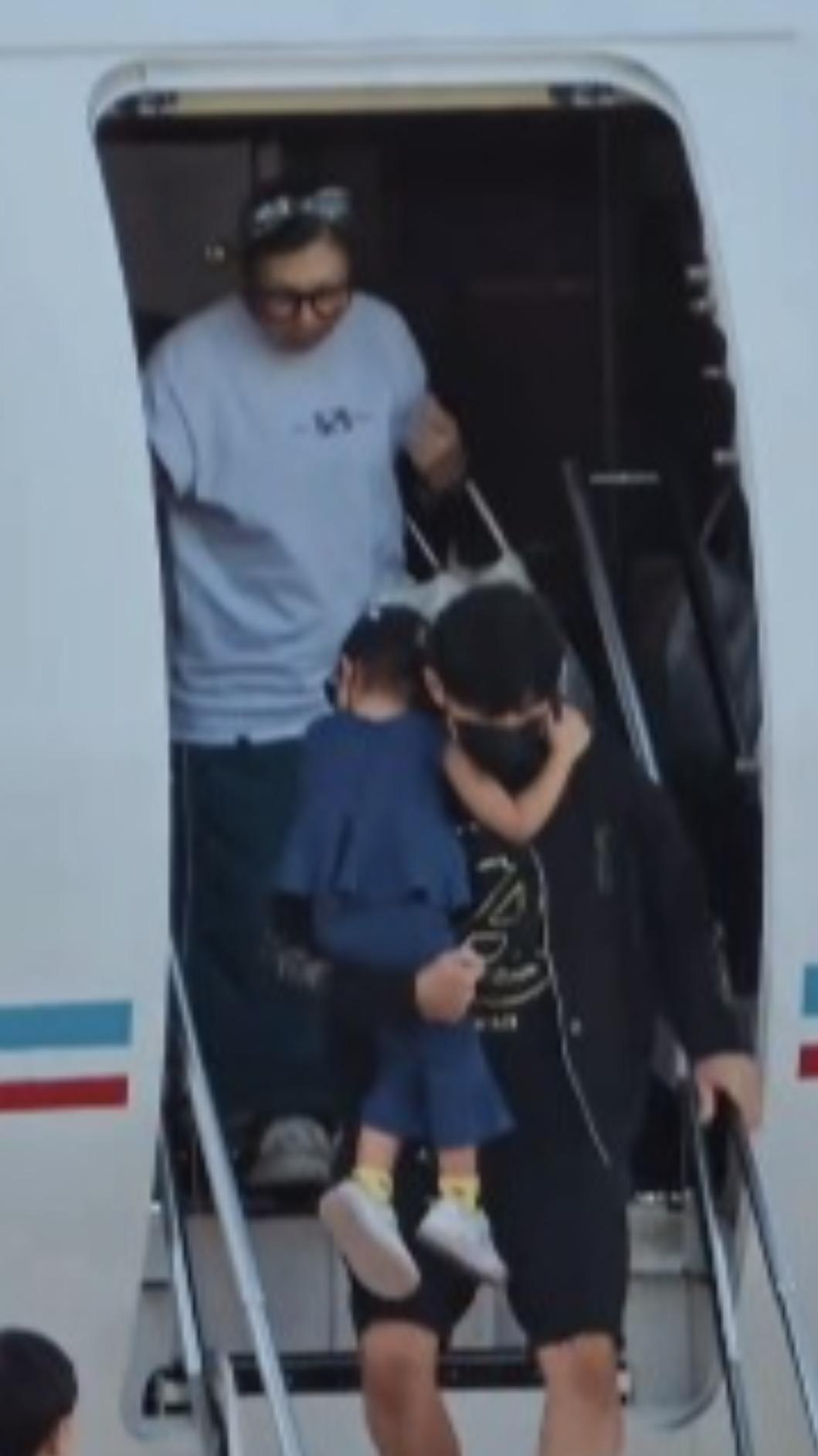 周杰倫日前抵達北京,抱著小女兒Jacinda下飛機。(圖/翻攝自微博)