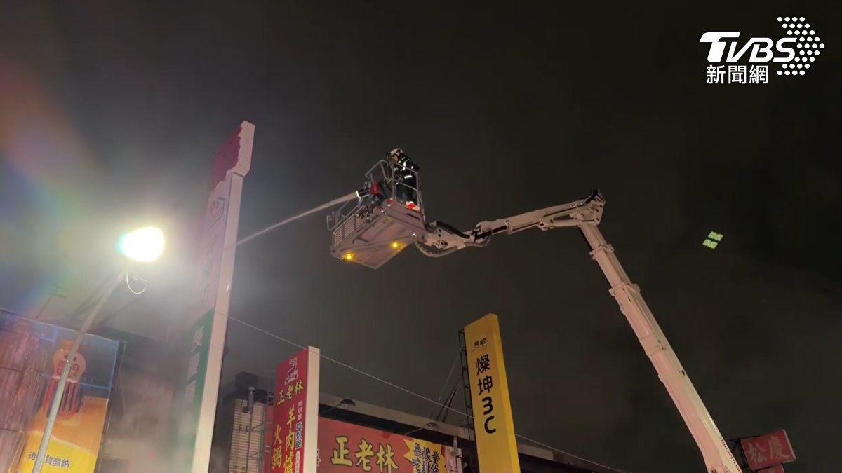 位於三民區鼎金路的藥局二樓倉庫傳出火警,消防人員乘坐雲梯車登高滅火。(圖/TVBS)