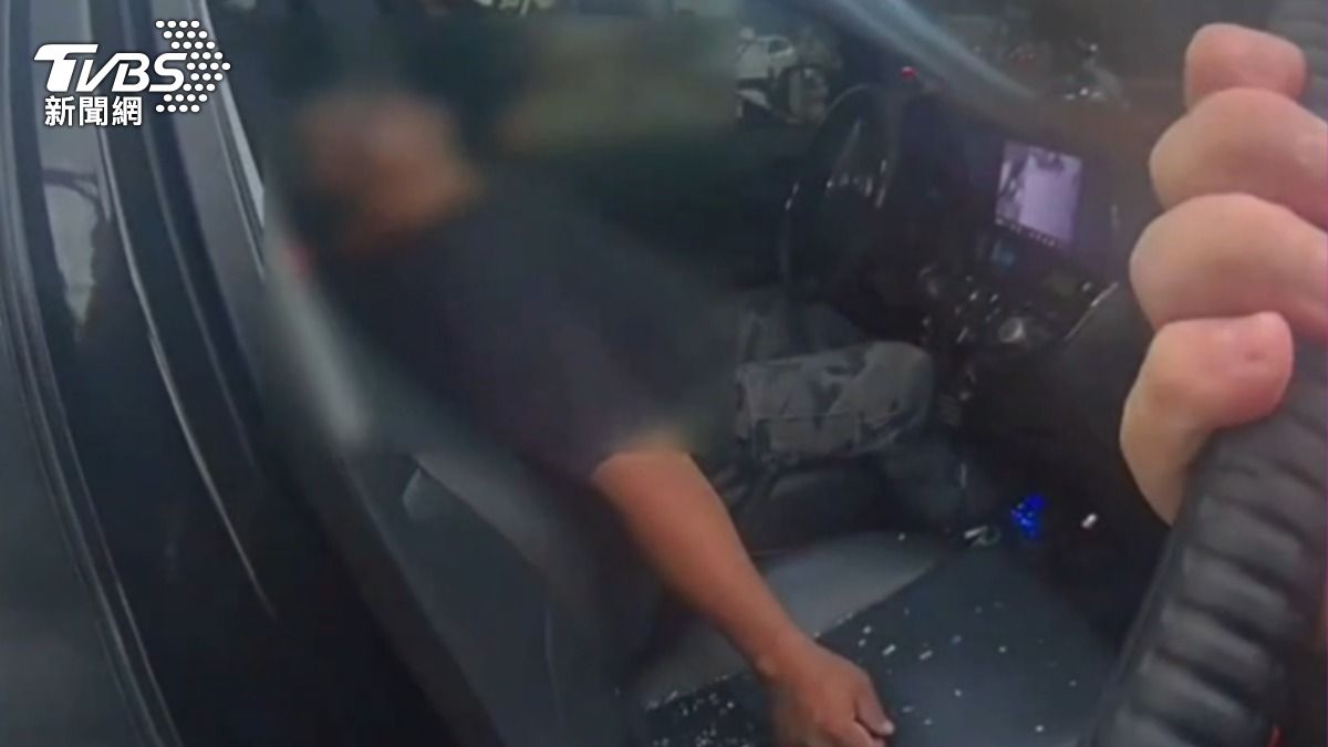 開車途中胸悶昏迷!男子受困車內 桃園警急破窗救回一命