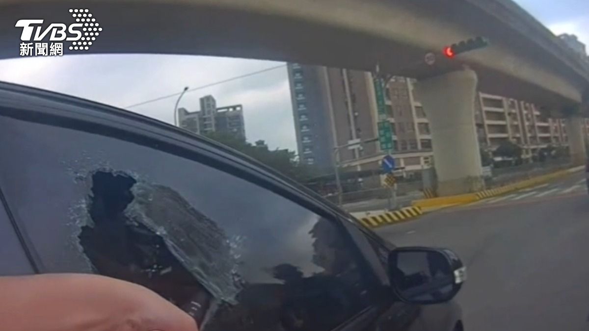 員警見駕駛叫不醒,當機立斷持警棍擊破車窗成功將人救出。(圖/TVBS)