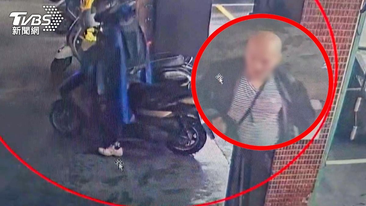 光頭男持「金光閃閃鍊子」變賣！銀樓31萬收購　隔天熔化驚見黑心。(圖／TVBS)