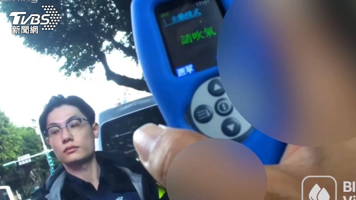 警方出示酒測過程密錄器。(圖/TVBS)