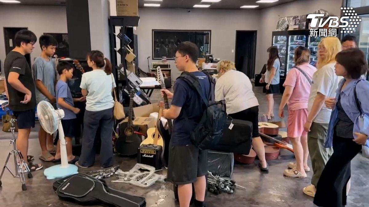 永康當地一家樂器行因大量樂器泡水無法販售，決定將部分商品免費贈送或以隨緣方式讓民眾投打賞箱，吸引大批人潮前來。（圖／TVBS）