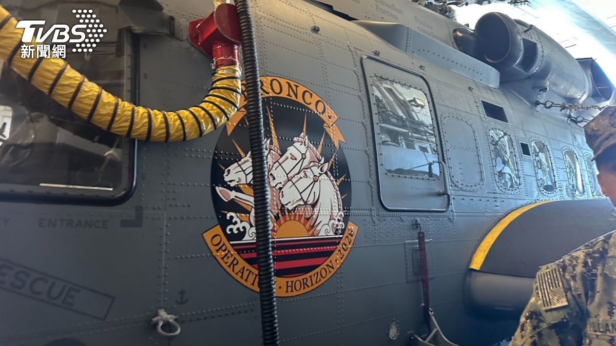 雷吉納號艦尾搭載CH-148旋風式直升機，機身印有地平線行動2026專屬徽章。(圖／TVBS)