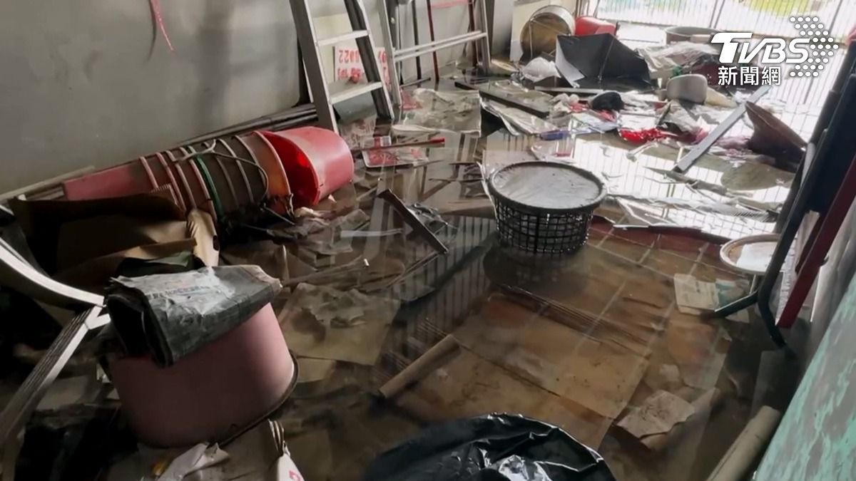 民宅內部呈現一片狼藉，家家戶戶開始總動員進行清理工作。（圖／TVBS）