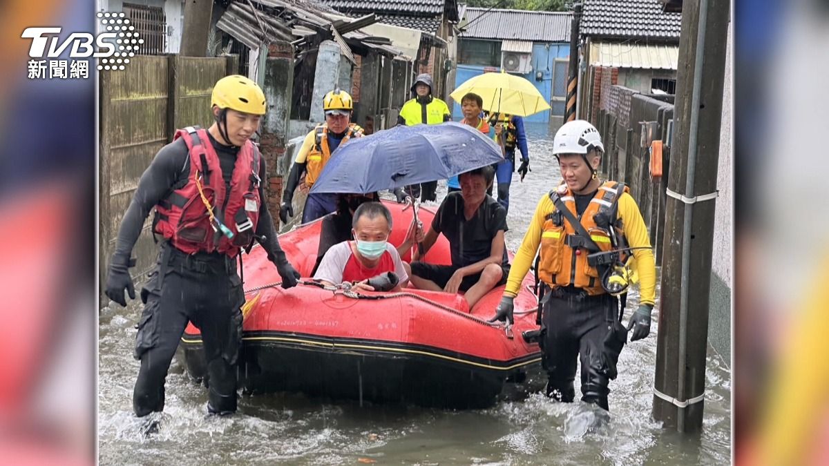 彰化雲林暴雨狂炸！累積雨量破200毫米　橡皮艇撤離9人。(圖／TVBS)