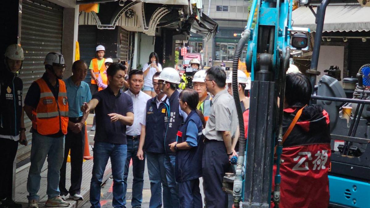 五分埔商圈路面塌陷,蔣萬安急奔現場。(圖/台北市政府提供)