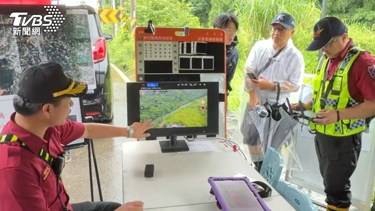 搜救人員今(27)日上午在何男住家附近山坡上尋獲遺體。(圖/TVBS)