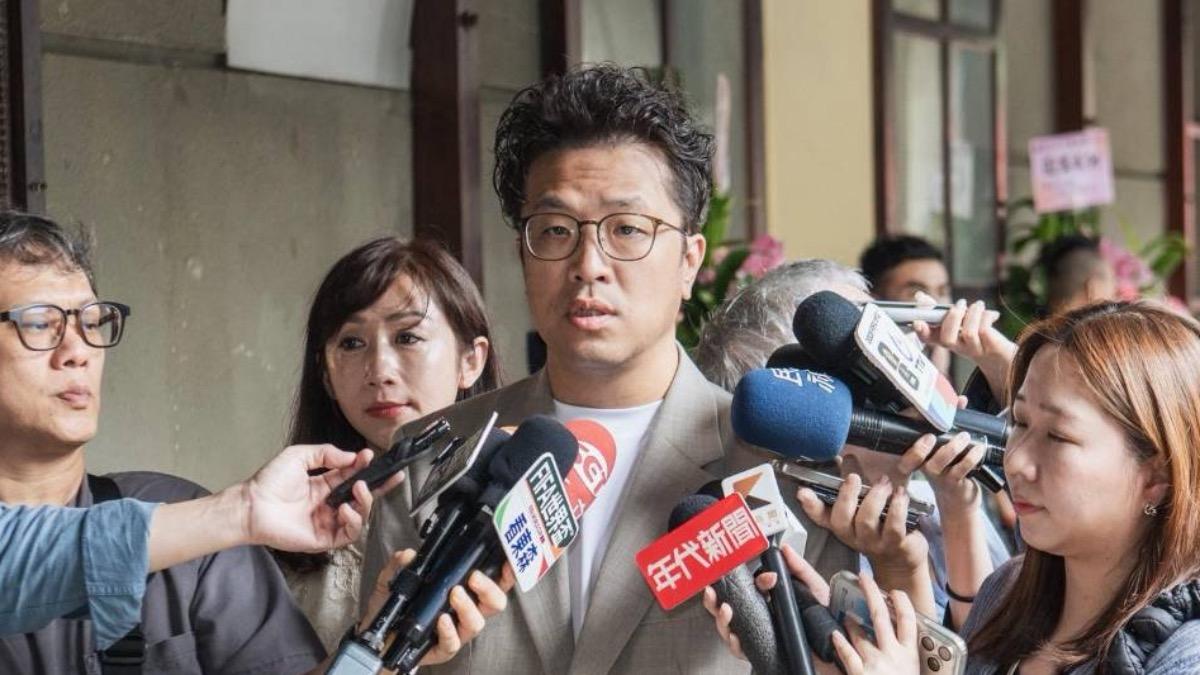 被看沒有?指蔣萬安對空氣喊加油 沈伯洋:市民不關心他的眼神