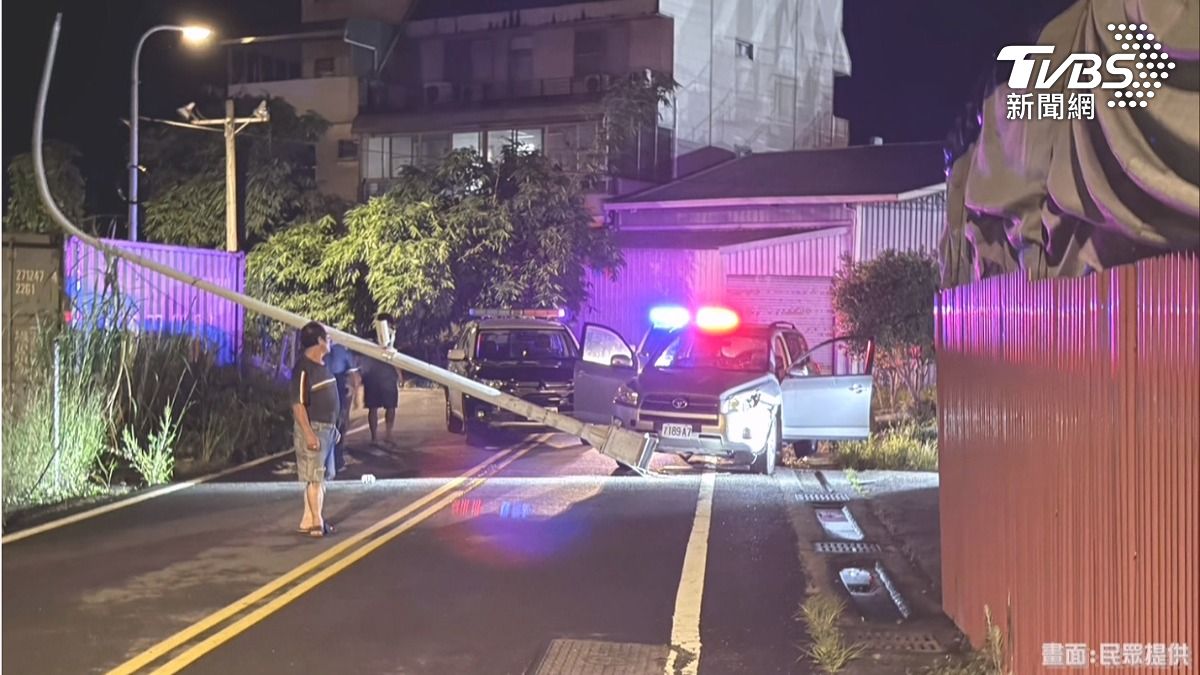影音/男酒駕拒檢瘋狂逃竄!沿路闖燈逆向 警開槍爆胎才壓制。(圖/民眾提供)