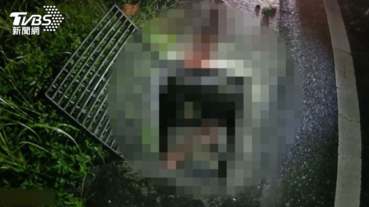 男子將她丟進排水溝，還拿棍棒往溝渠深處推企圖滅證。（圖／TVBS）