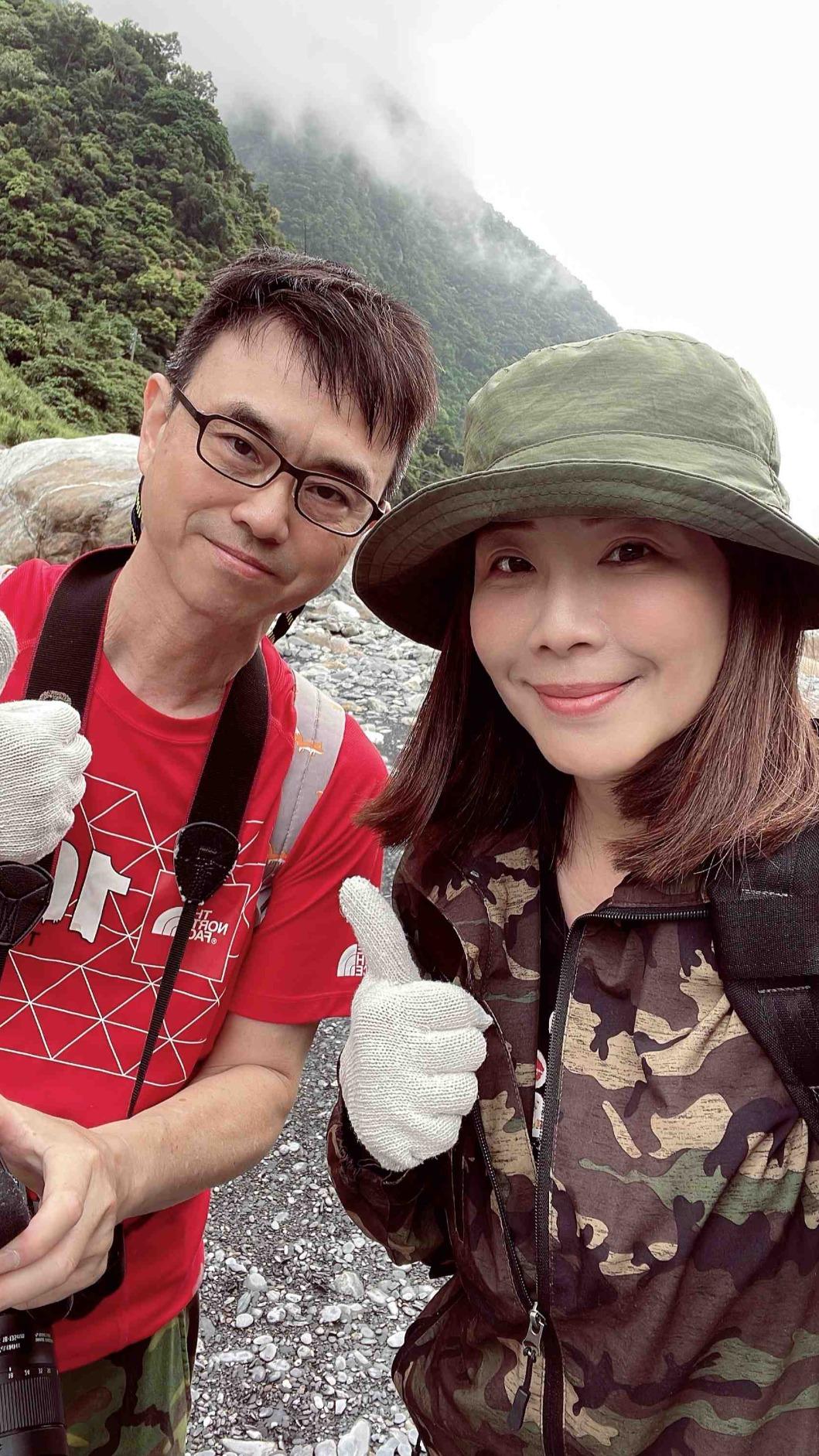 秦綾謙與攝影記者鍾德榮偕同研究團隊,走進深山,耗時半年,歷經多次高風險拍攝任務,製作生態專題「脆弱的空中霸主 熊鷹」。。(圖/TVBS)