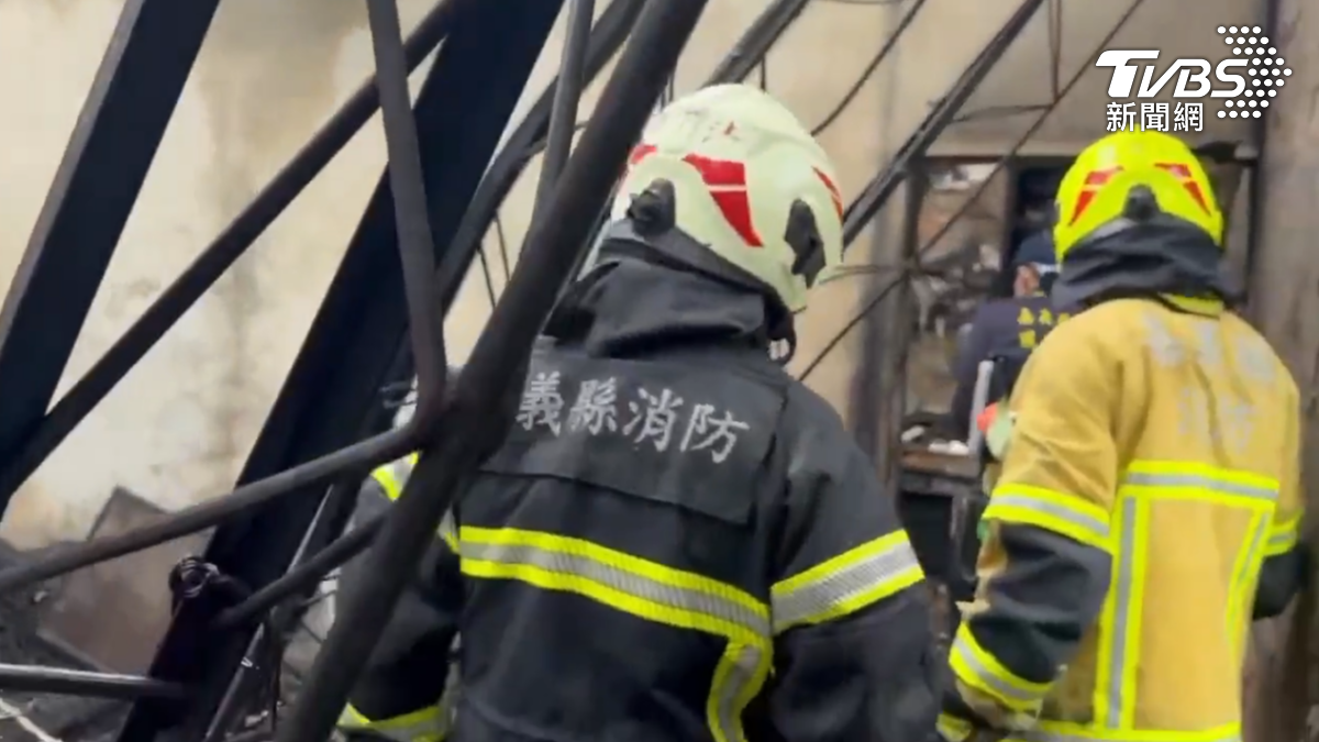 消防隊抵達現場後，發現建築物已全面燃燒，立即佈設水線灌救（圖／TVBS）