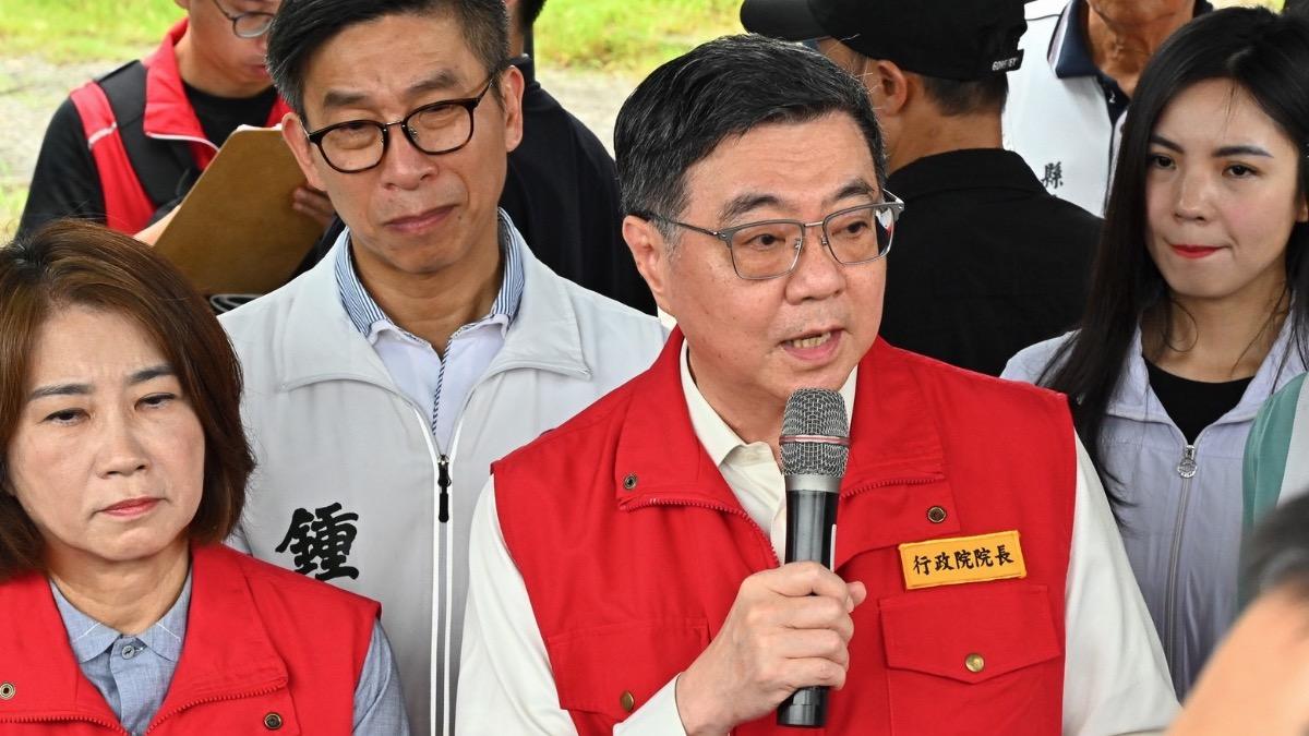 行政院長卓榮泰27日赴屏東視察內埔鄉中林排水改善工程。(圖/行政院提供)