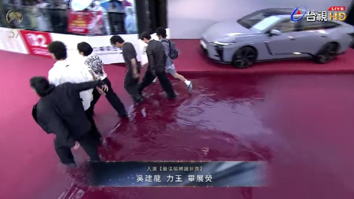吳建龍等人走過積水紅毯。(圖/翻攝GMA金曲獎頒獎典禮暨國際音樂節YouTube)