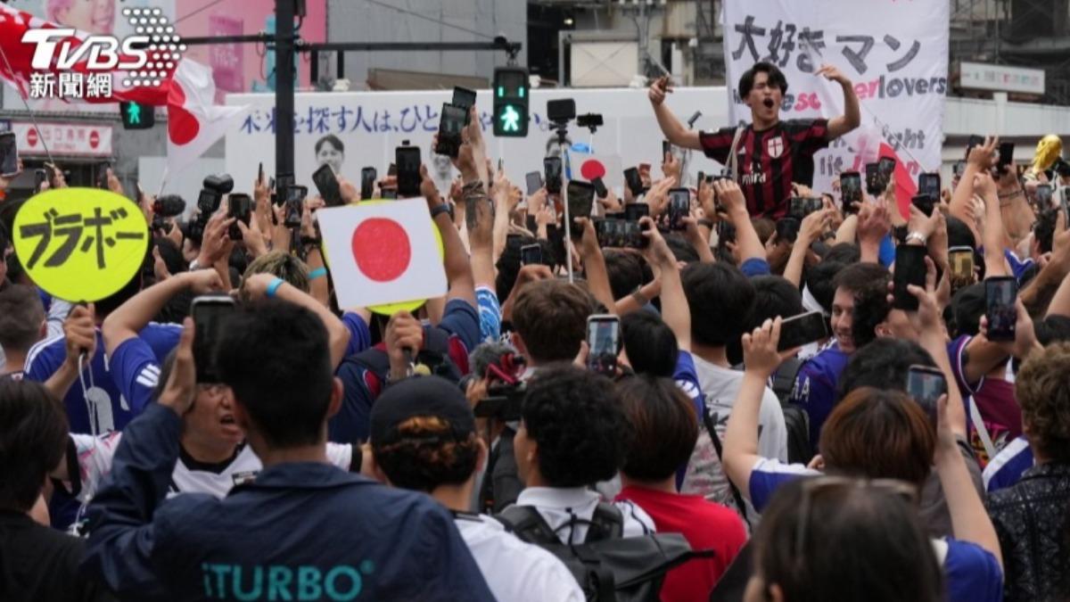 日本球迷在東京澀谷十字路口聚集慶祝球隊在世足賽晉級。（圖／達志影像美聯社）