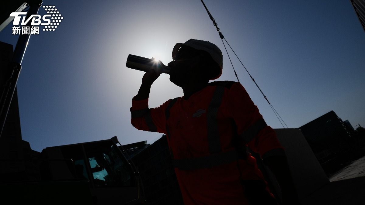 工人在法國巴黎近郊建築工地高溫下飲水消暑。(圖/達志影像美聯社)