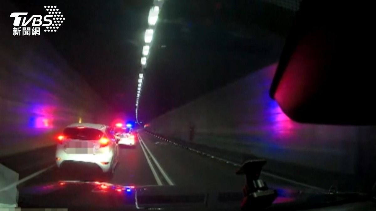 花蓮砍殺命案王嫌犯案後北逃，拒檢甚至衝撞國道警車最後仍被成功圍捕。（圖／TVBS）