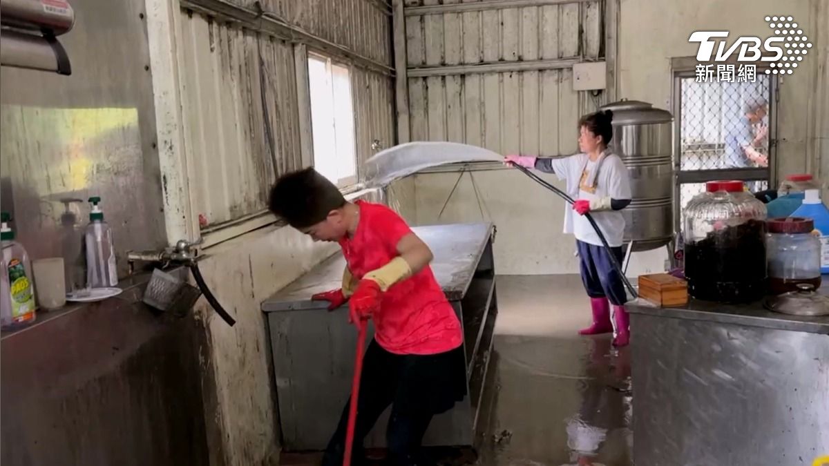 年老餐廳慘了!高雄田寮暴雨淹沒 損失「破百萬」史上最慘(圖/TVBS)
