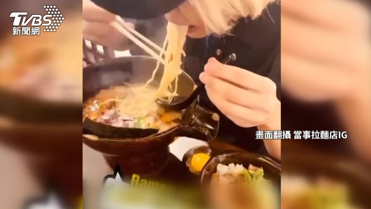 日本沖繩一間知名拉麵店,最近被台灣旅客發現,點餐機如果切換成非日文版,拉麵會貴100日圓。(圖/TVBS)
