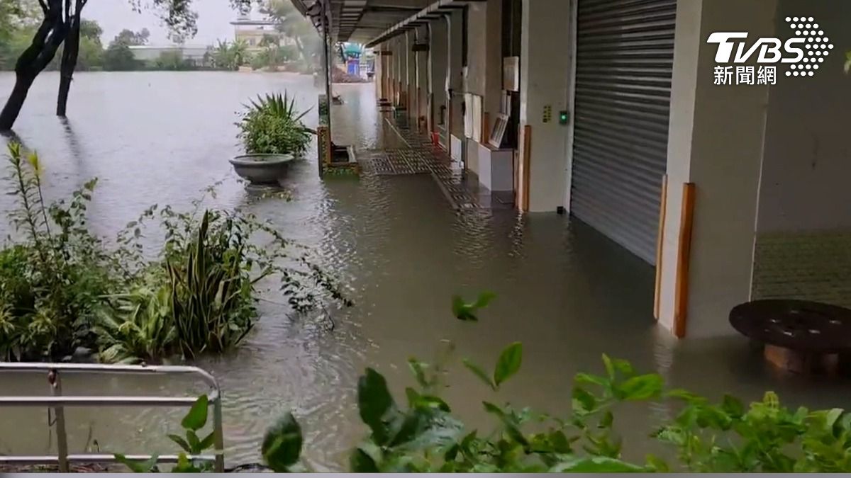 豪雨狂襲南部34校泡水！屏東興化國小「變湖泊」損失破百萬（圖／TVBS） 