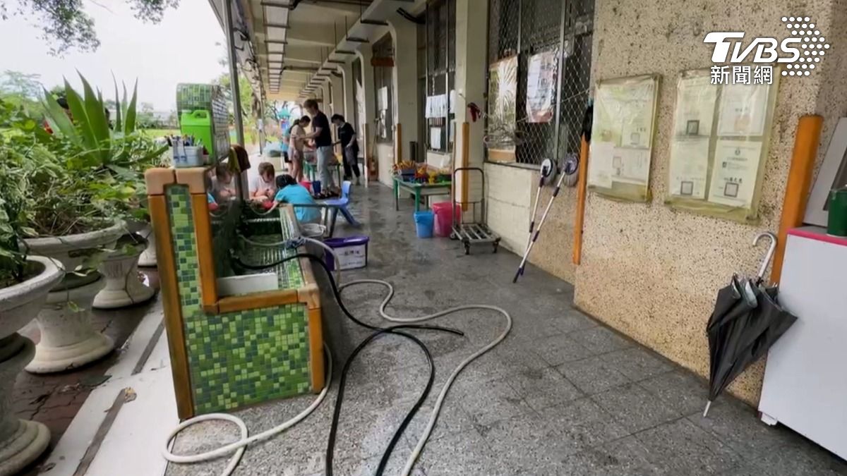 興化國小雨勢停歇後，老師總動員加緊清理，同時通知家長到校領回孩子的換洗衣物及午睡寢具等物品（圖／TVBS）