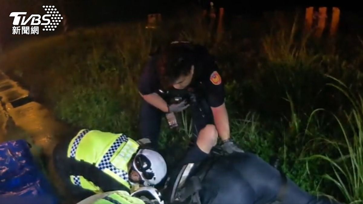 女子遭丟包水溝，警消趕赴救援，嫌犯供稱對方討錢花用，導致需向銀行貸款。（圖／TVBS）