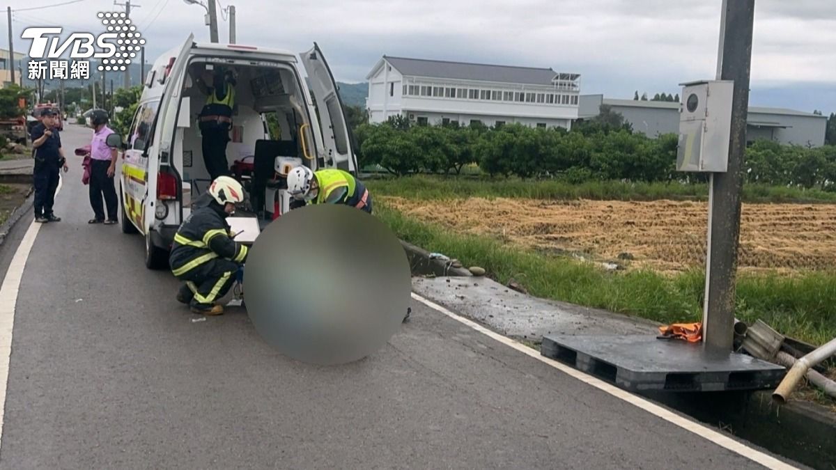 疑拍火車釀禍!75歲翁闖鐵軌 遭列車撞飛百米身亡。(圖/TVBS)