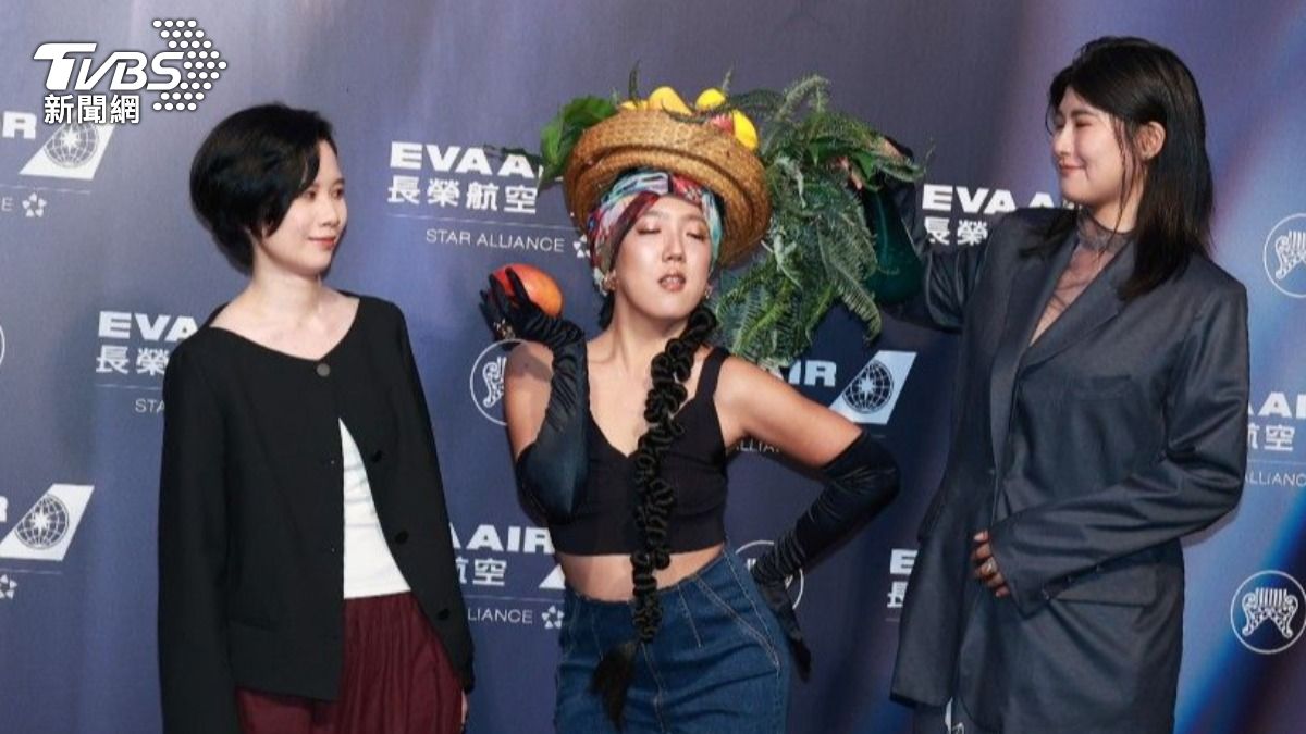 金曲37/歌后李竺芯「頭頂大果籃」搞怪走紅毯 18禁創意曝光