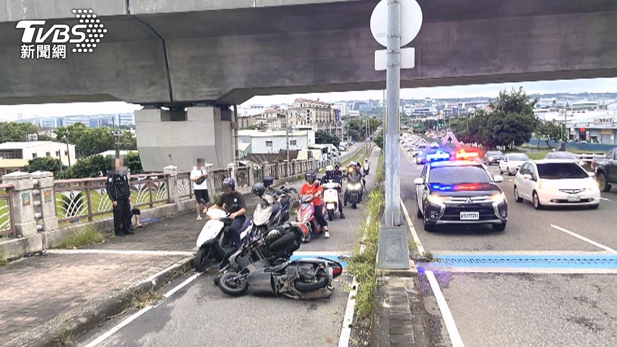 女騎士停車撿手機!5機車追撞成一團。(圖/TVBS)