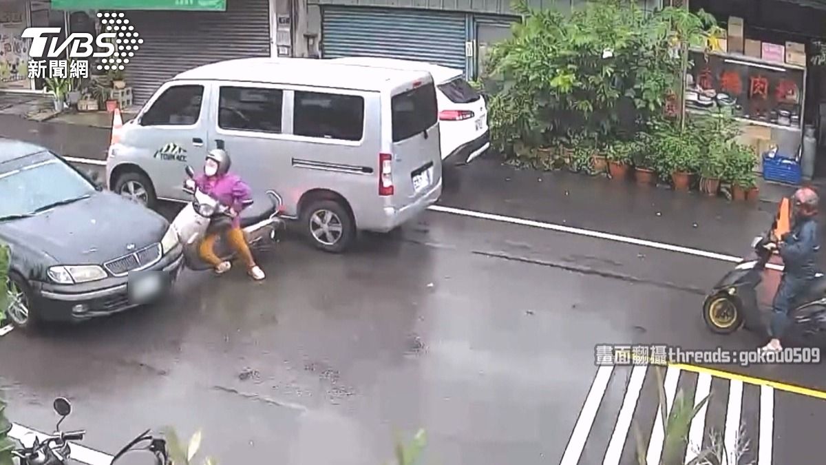 違停車佔車道是前因,女騎士超車遭夾擊。(圖/翻攝Threads gokou0509)