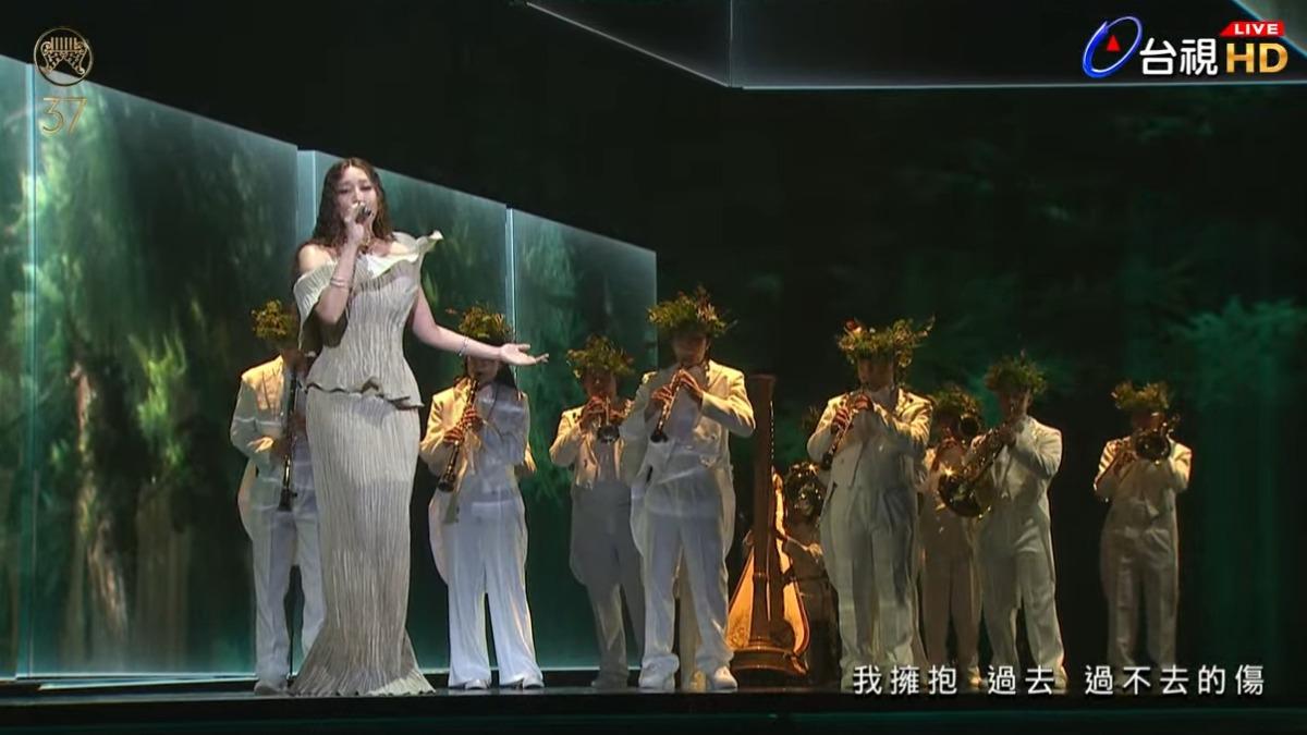 A-Lin帶來〈幸福在歌唱〉。(圖/翻攝自YT @GMA 金曲獎頒獎典禮暨國際音樂節 Golden Melody Awards & Festival)