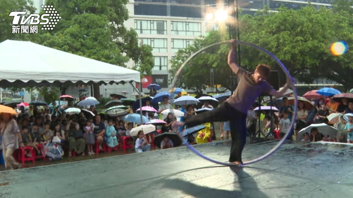 台中夏日馬戲節登場，開幕遇雨仍吸引民眾參加。（圖／TVBS）