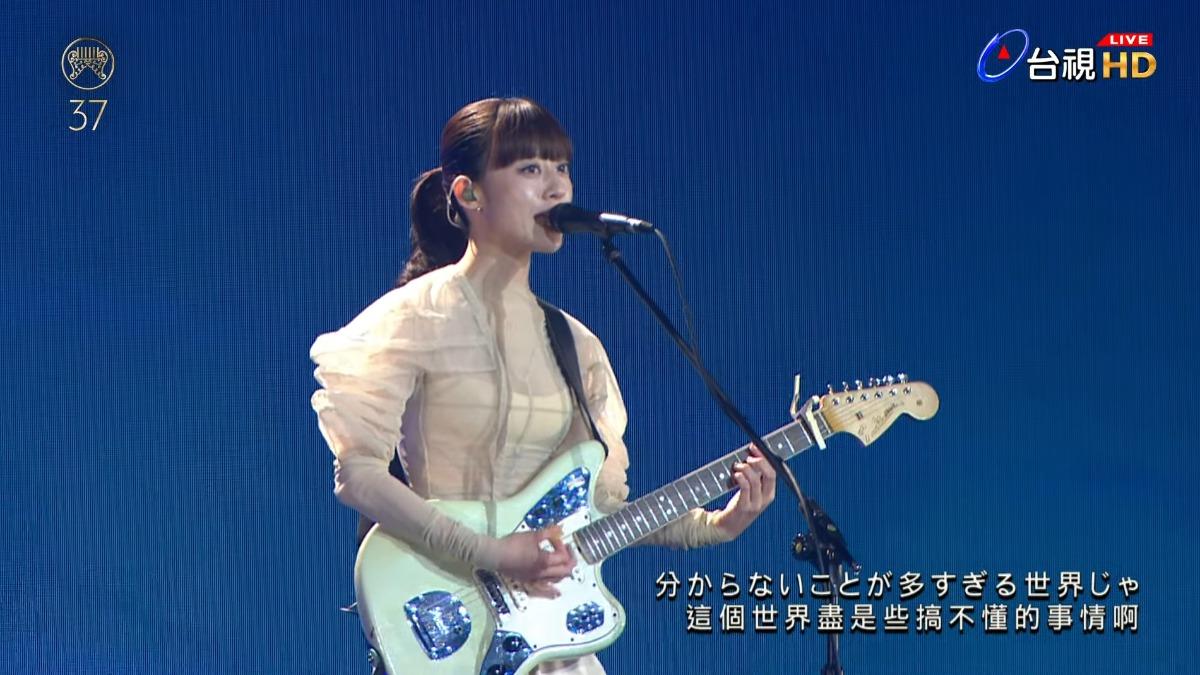 羊文学今晚獻唱《咒術迴戰》片尾曲〈more than words〉。（圖／翻攝自@GMA_金曲獎YouTube）