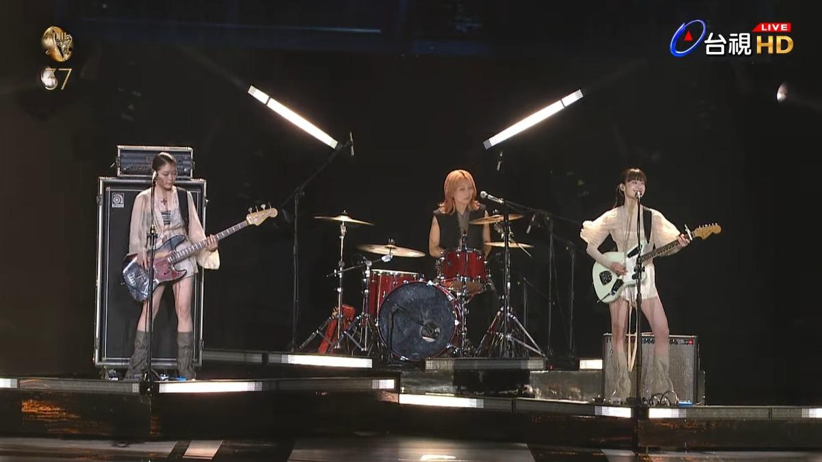 許多網友都哀嚎羊文学的歌曲聽不夠,包含記者本人。(圖/翻攝自@GMA_金曲獎YouTube)