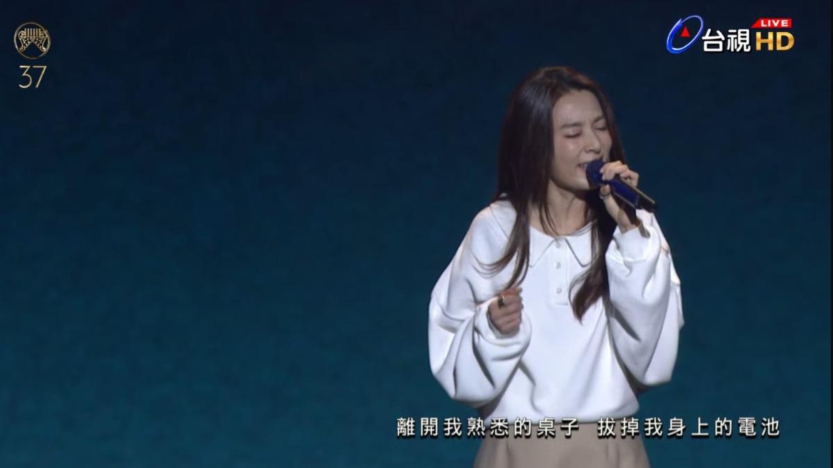 金曲37/Hebe哭了!唱一半哽咽強忍「同框袁惟仁」 90度鞠躬催淚
