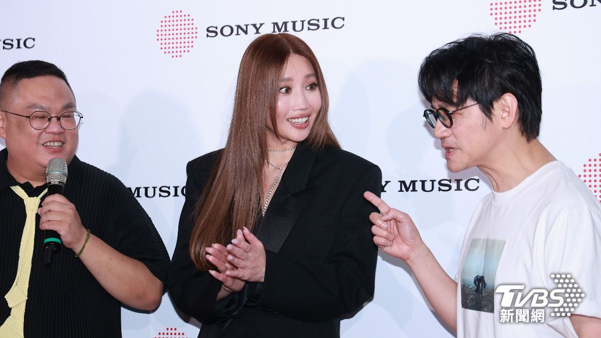 A-Lin（中）、林孝謙（左）、陳建騏合作的〈幸福在歌唱〉奪年度歌曲獎。（圖／黃城碩攝）