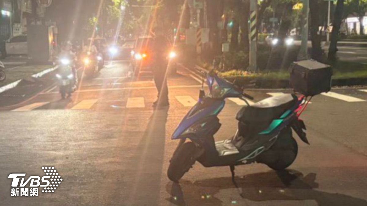 有片／高雄婦過馬路「闖紅燈＋講電話」遭機車撞飛　頭部重創