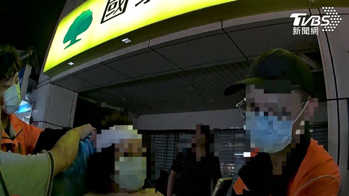 婦人頭部腫起送醫。（圖／TVBS）