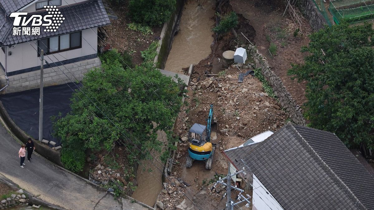 日本廣島縣一處水庫因颱風決堤，水庫水流湧入至少十戶民宅。（圖／達志影像美聯社）