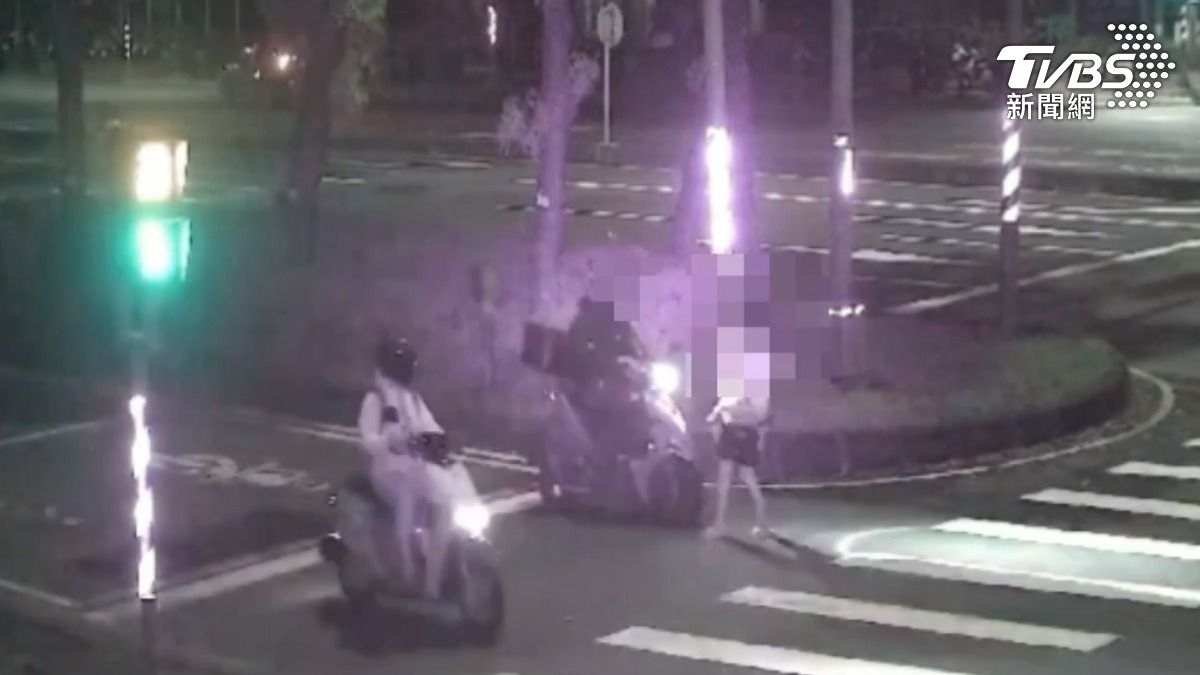 這起意外發生於28日清晨4點多，地點位於高雄三民區民族一路上，婦人斑馬線上「低頭滑手機」闖紅燈　下秒遭機車撞飛倒地不起。（圖／TVBS）