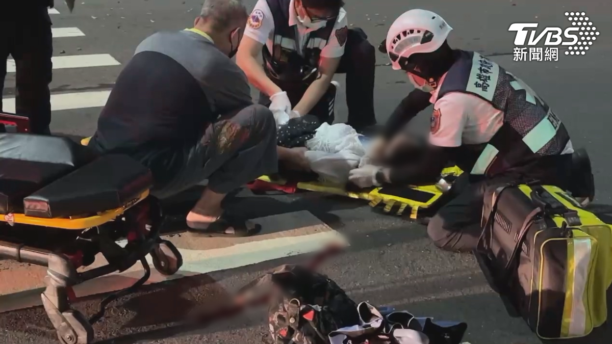 現場地板血跡斑斑，婦人倒地後一動也不動，手上物品散落一地，救護人員緊急抵達，小心翼翼將她抬上長背板送醫搶救。（圖／TVBS）