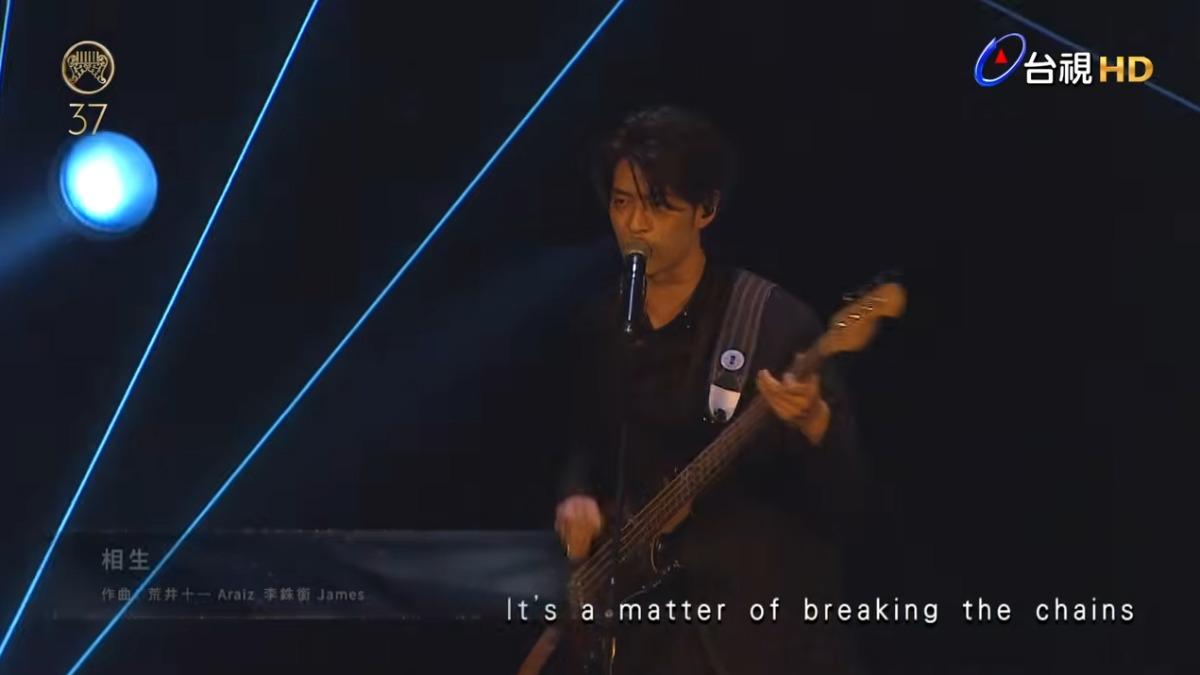 James Lee昨晚在金曲獎與莫文蔚搭檔演出,帥氣外型備受討論。(圖/翻攝自GMA 金曲獎頒獎典禮暨國際音樂節 Golden Melody Awards & Festival YT)