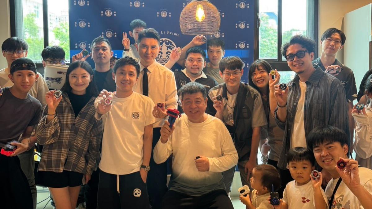 孫德榮與大小朋友一起玩戰鬥陀螺。(圖/孫德榮提供)