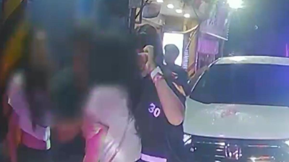 女警眼睛被辣椒水波及。(圖/TVBS)