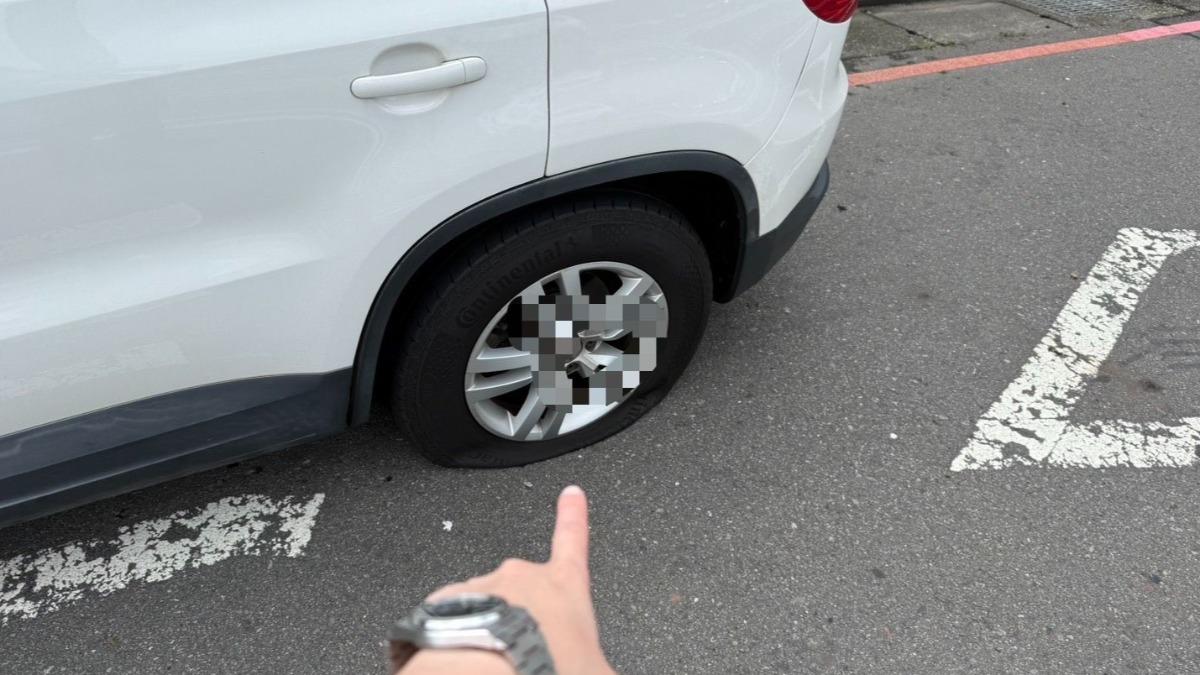 受害車主行駛國道一號下交流道時,發現左後車輪遭不明金屬物刺破。(圖/Threads@ins.wyt)