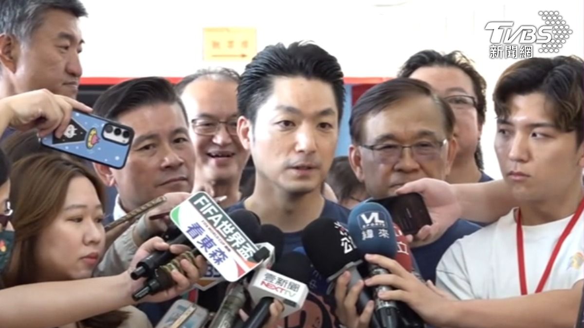 沈伯洋主張設立家庭整合站，並提供家長免費的臨托服務，蔣萬安回應，社會局的居托中心與12區親子館早就提供完整的諮詢與臨托。（圖／TVBS）